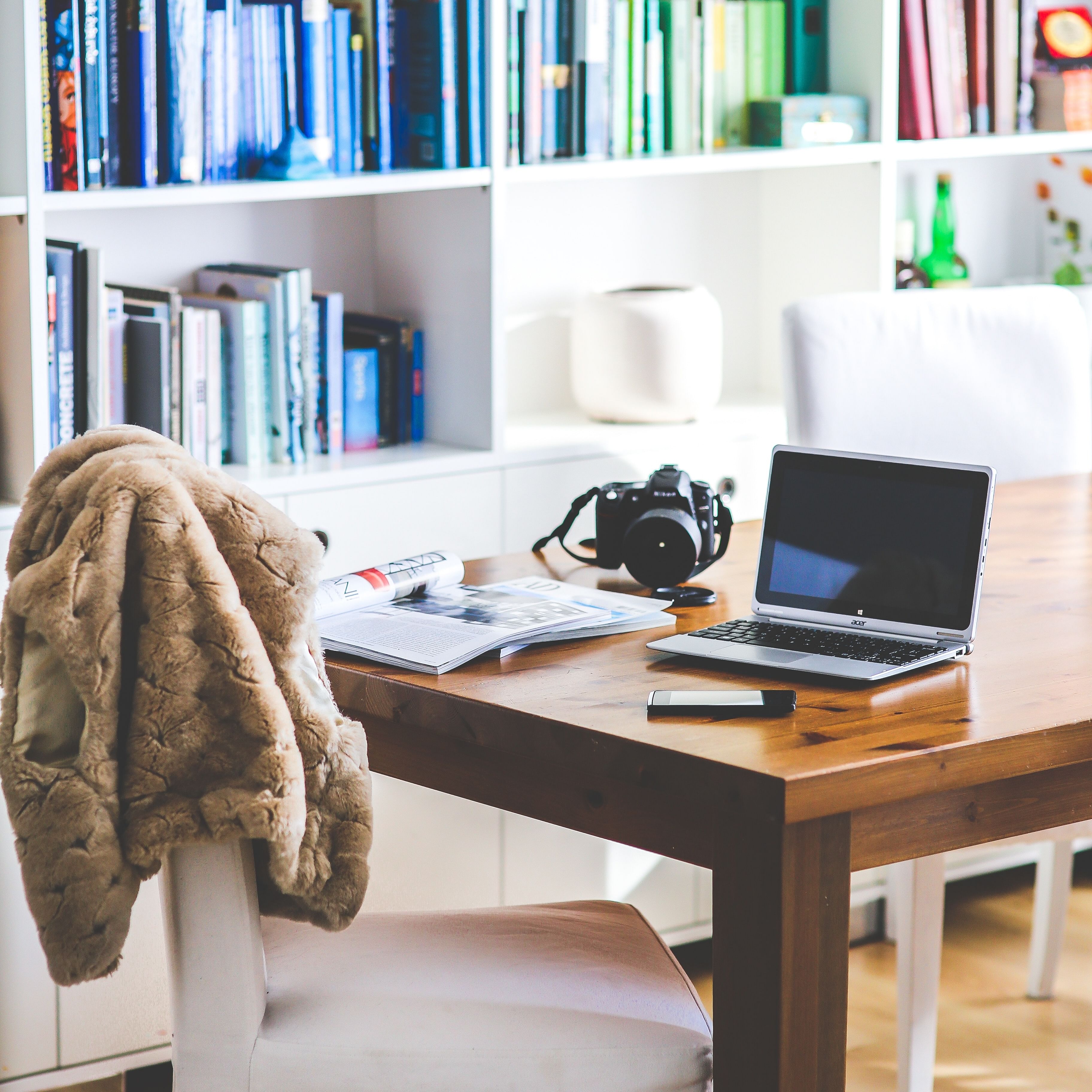 Desk,Furniture,Computer desk,Shelf,Room,Interior design,Table,Shelving,Office,Wall