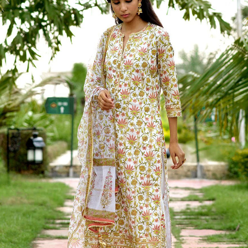 Clothing,White,Formal wear,Dress,Yellow,Lawn,Textile,Sleeve,Fashion model,Beige