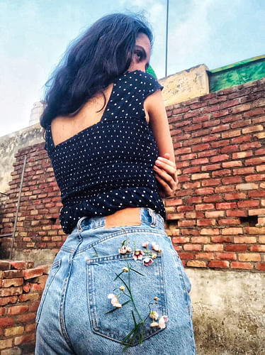 Clothing,Denim,Jeans,Crop top,Waist,Shoulder,Fashion,Joint,Design,Pattern