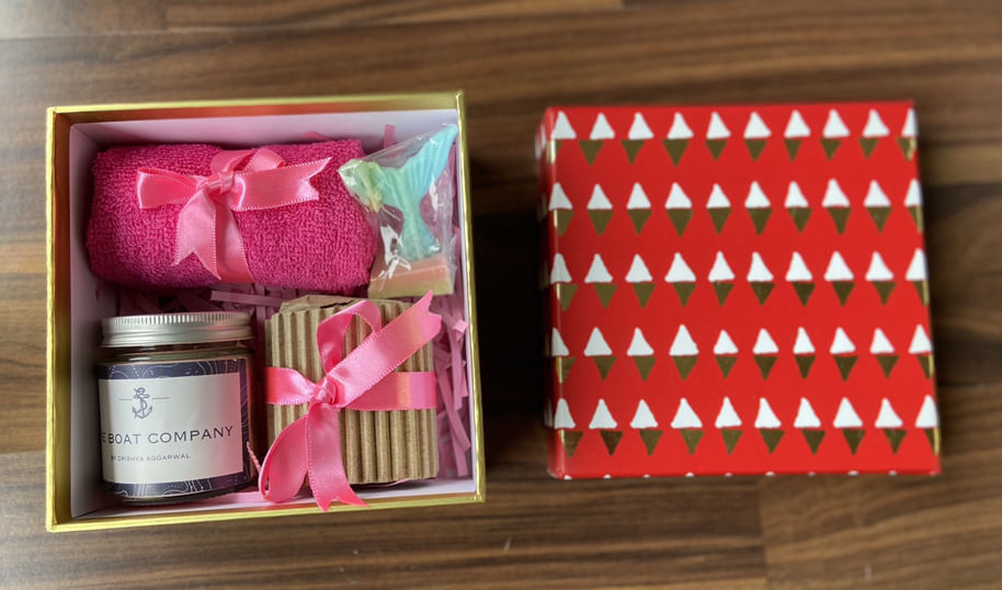 Pink,Present,Material property,Party favor,Magenta