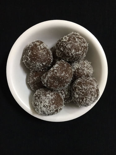 Food,Rum ball,Bourbon ball,Chokladboll,Dish,Cuisine,Cezerye,Dessert,Confectionery,Coconut candy