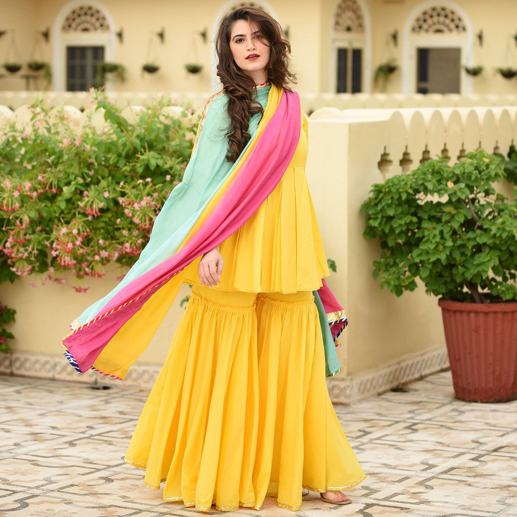 Clothing,Yellow,Pink,Sari,Formal wear,Magenta,Dress,Fashion,Outerwear,Peach