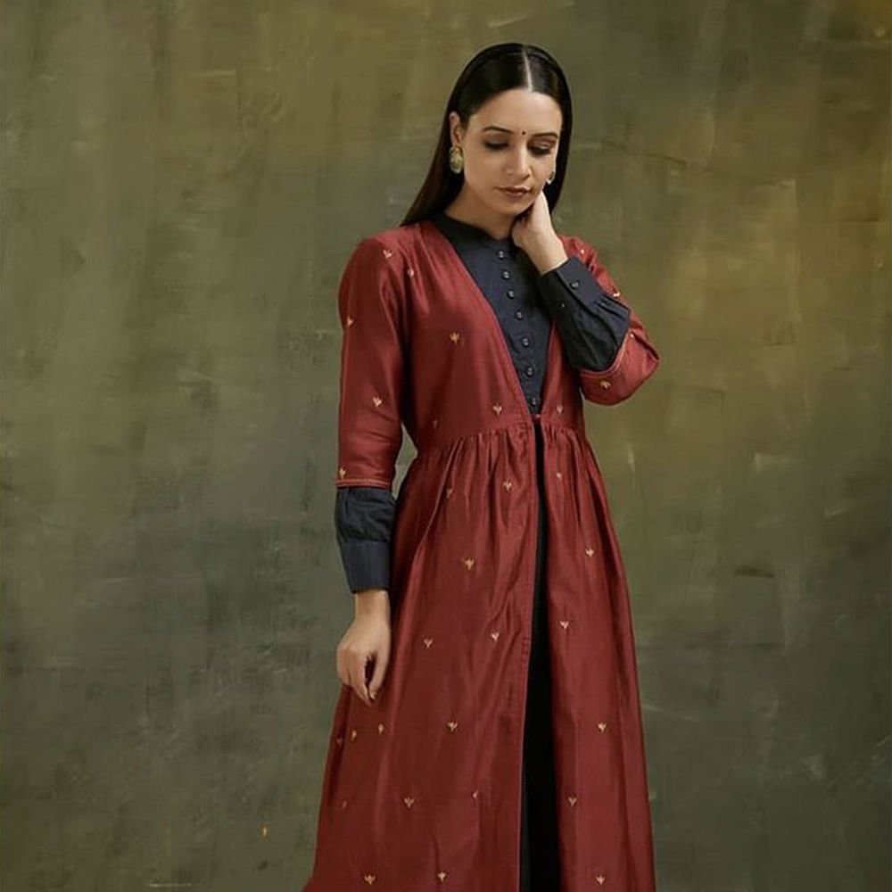 Clothing,Maroon,Outerwear,Formal wear,Fashion model,Sleeve,Textile,Robe,Dress,Fashion design