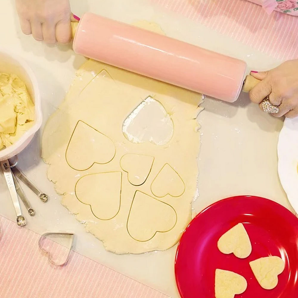 Rolling pin,Food,Pink,Kitchen utensil,Baking,Dough,Hand,Play,Child,Finger