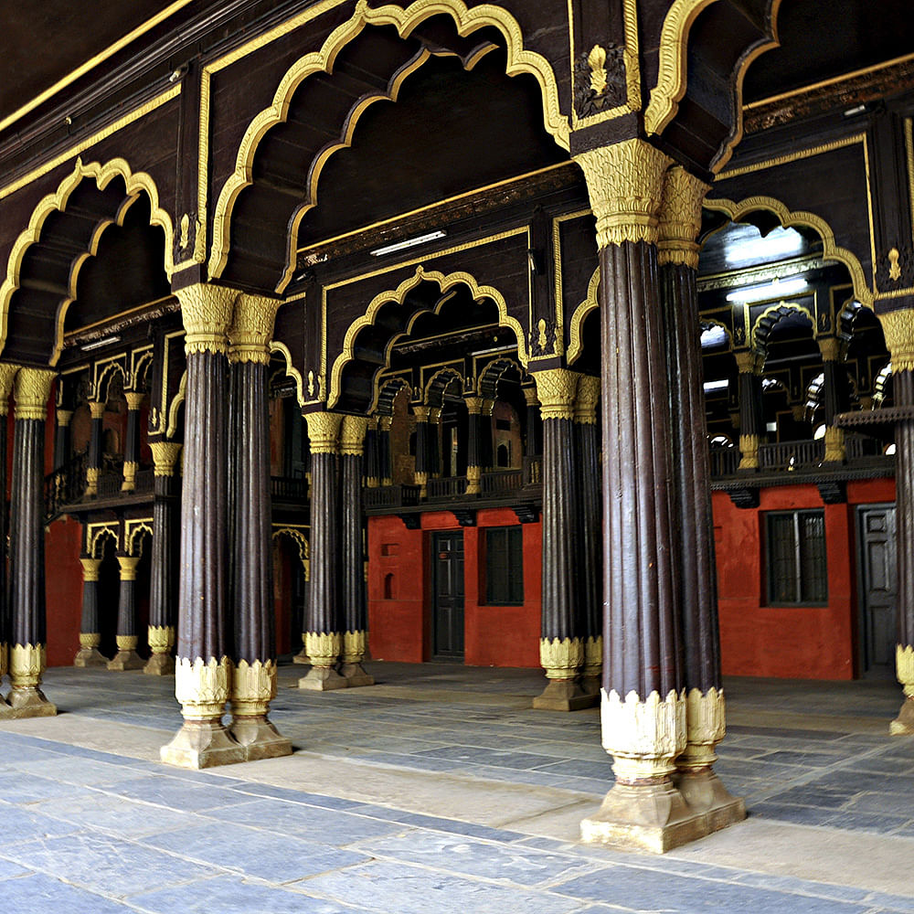 Column,Building,Arch,Architecture,Arcade,Classical architecture,Palace,Facade,Symmetry,Historic site