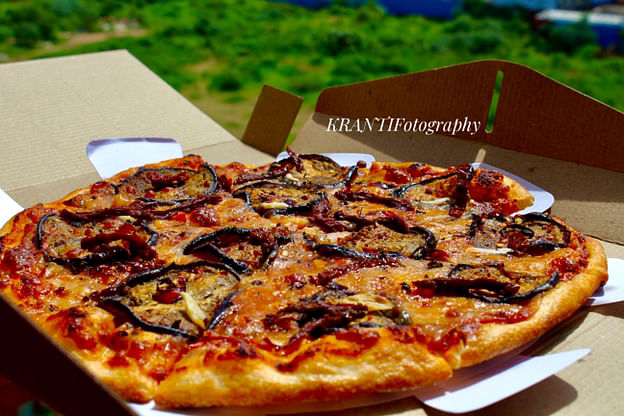 Dish,Food,Pizza,Cuisine,Pizza cheese,California-style pizza,Ingredient,Flatbread,Tarte flambée,Italian food