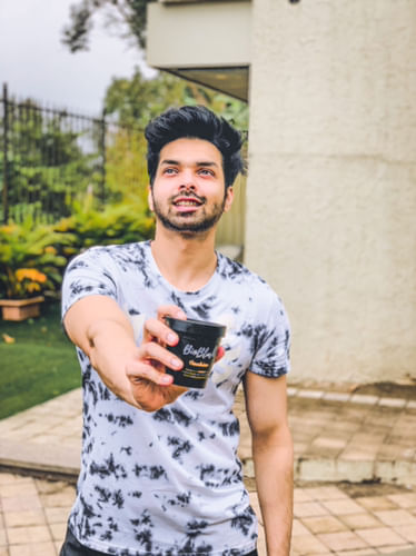 Cool,Head,T-shirt,Fashion,Photo shoot,Smile,Photography,Street fashion,Black hair,Neck