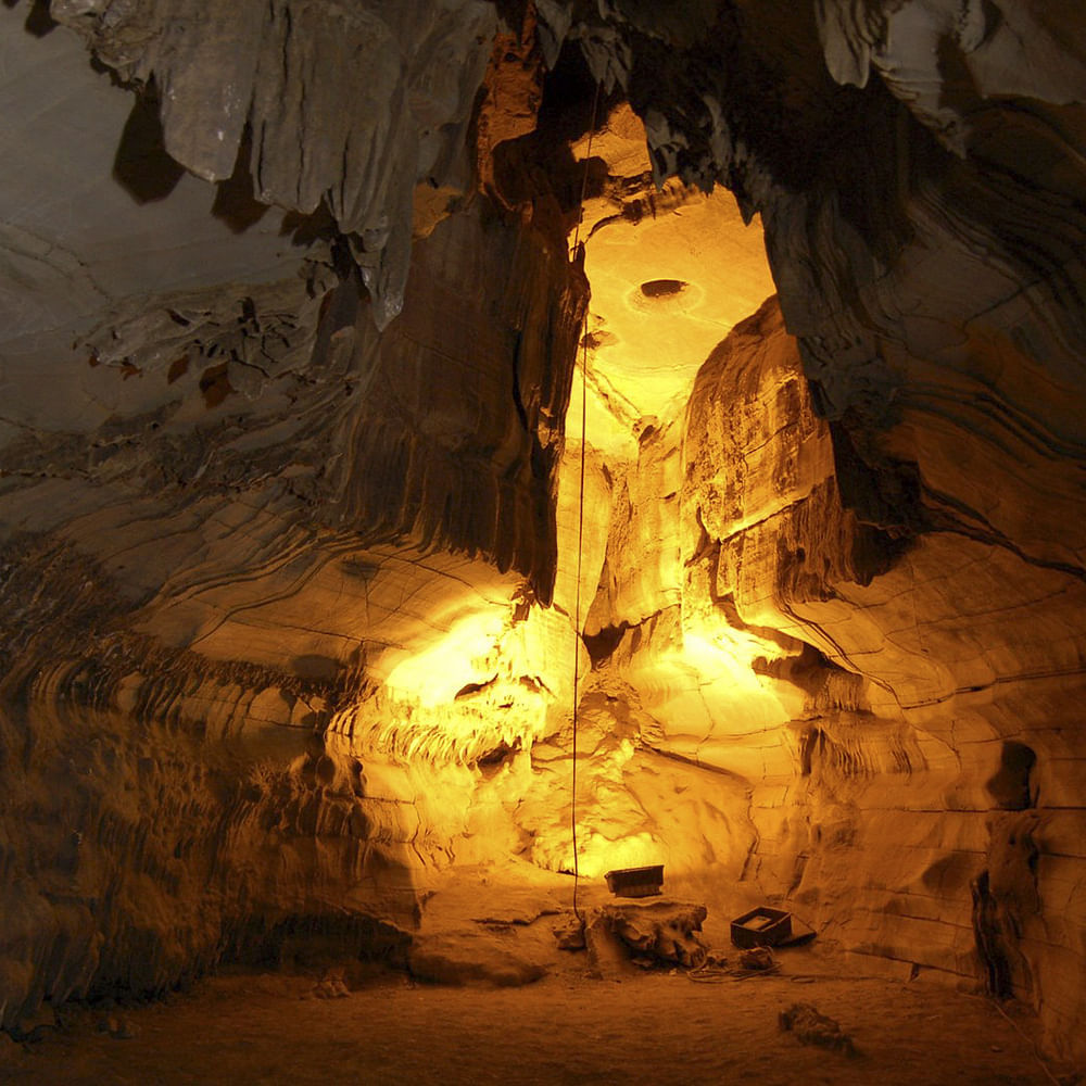 Formation,Cave,Stalagmite,Speleothem,Geological phenomenon,Geology,Stalactite,Caving