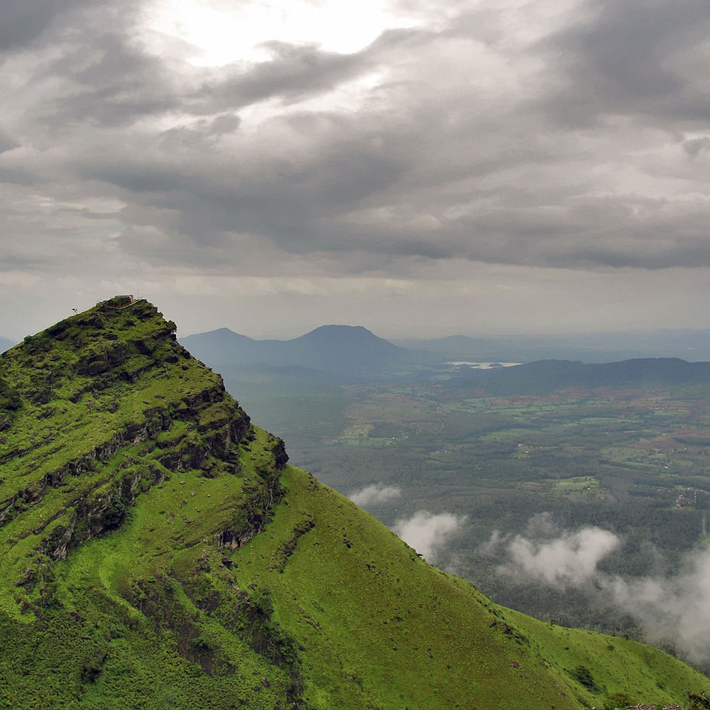 Mountainous landforms,Highland,Mountain,Hill station,Hill,Green,Nature,Sky,Vegetation,Atmospheric phenomenon