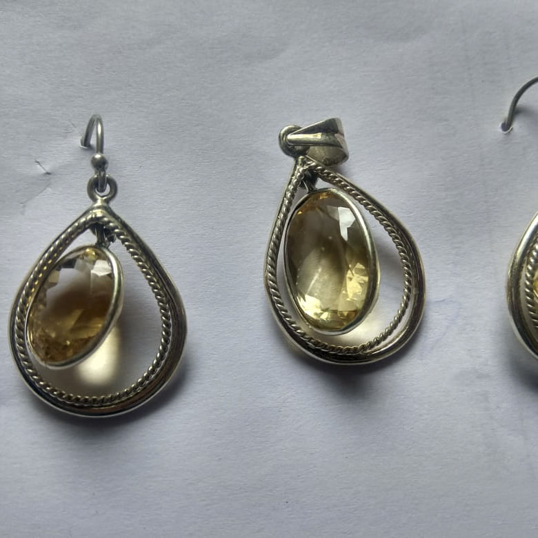 Earrings,Jewellery,Fashion accessory,Metal,Body jewelry,Brass,Locket,Silver