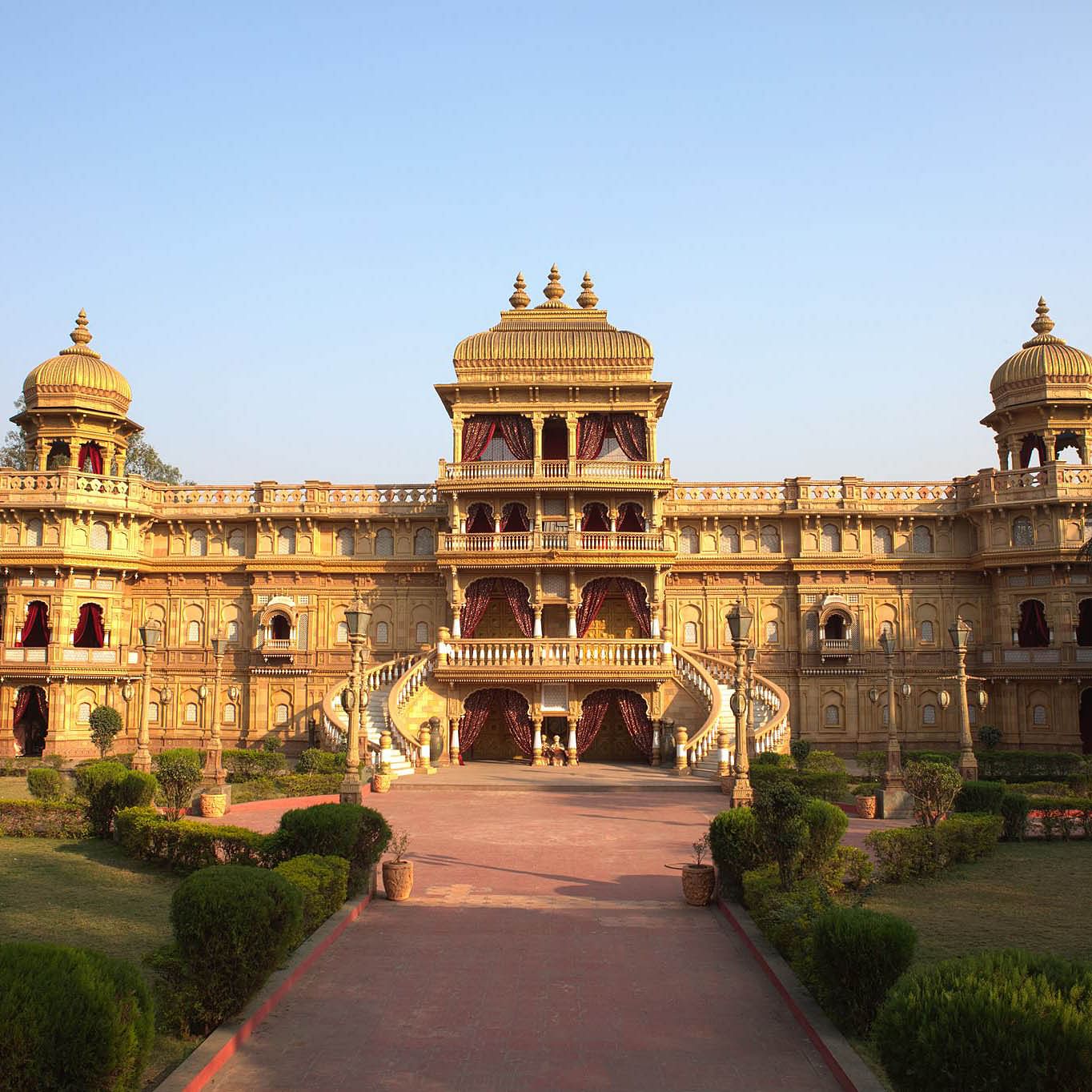 Landmark,Building,Palace,Architecture,Estate,Official residence,Classical architecture,Stately home,Mansion,City