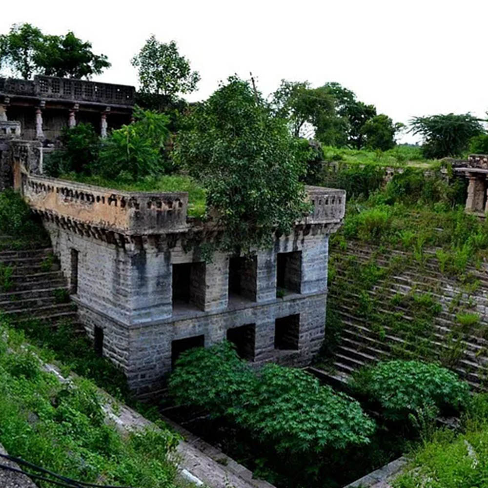 Vegetation,Architecture,Wall,House,Building,Historic site,Tree,Ruins,Plant,Landscape