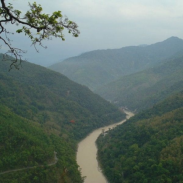 Hill station,Highland,Mountainous landforms,Atmospheric phenomenon,Hill,Mountain,River,Sky,Tree,Landscape