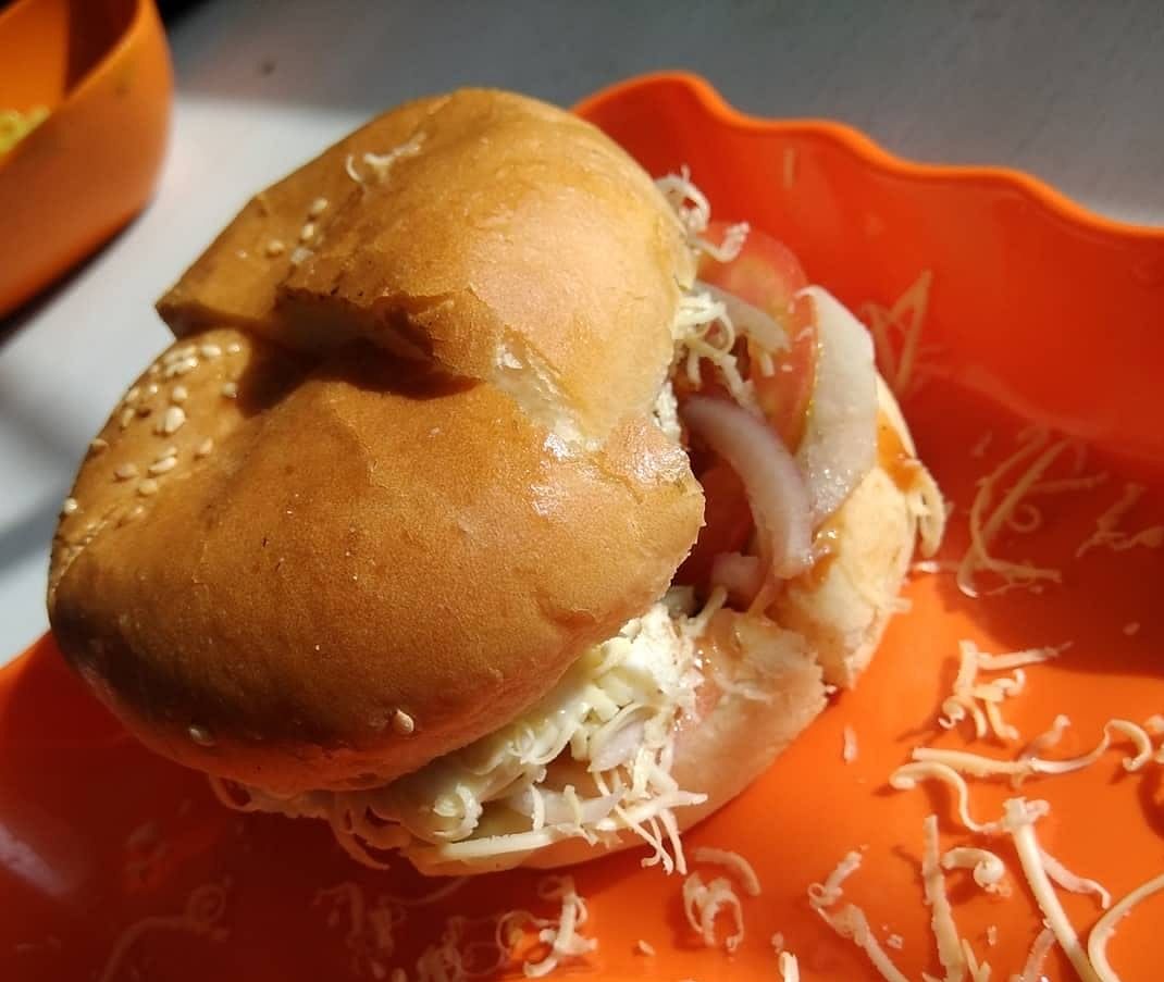 Dish,Food,Cuisine,Ingredient,Bun,Fast food,Slider,Breakfast roll,Produce,American food