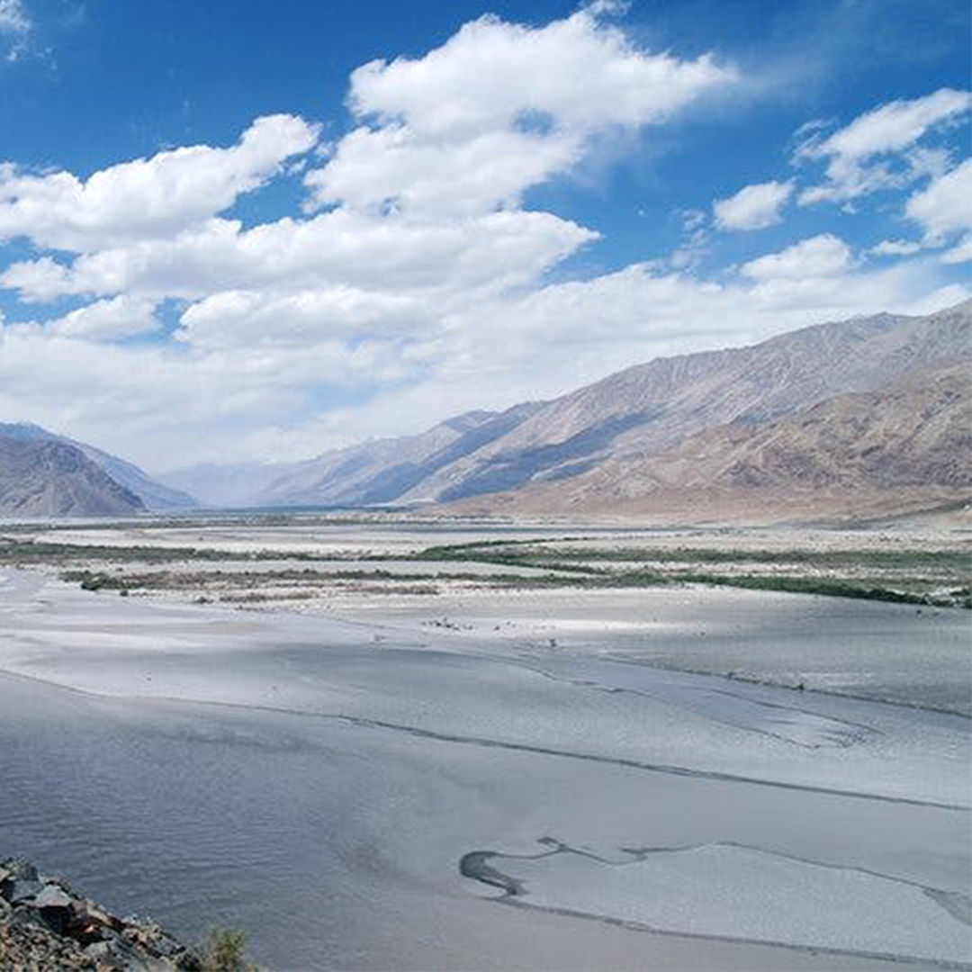 Body of water,Highland,Sky,Mountainous landforms,Mountain,Wilderness,Cloud,Water resources,Lake,Mountain range