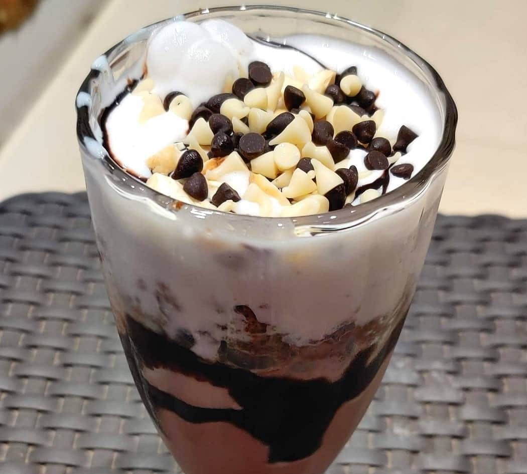 Food,Sundae,Cuisine,Dish,Dessert,Frozen dessert,Whipped cream,Ice cream,Cream,Ingredient