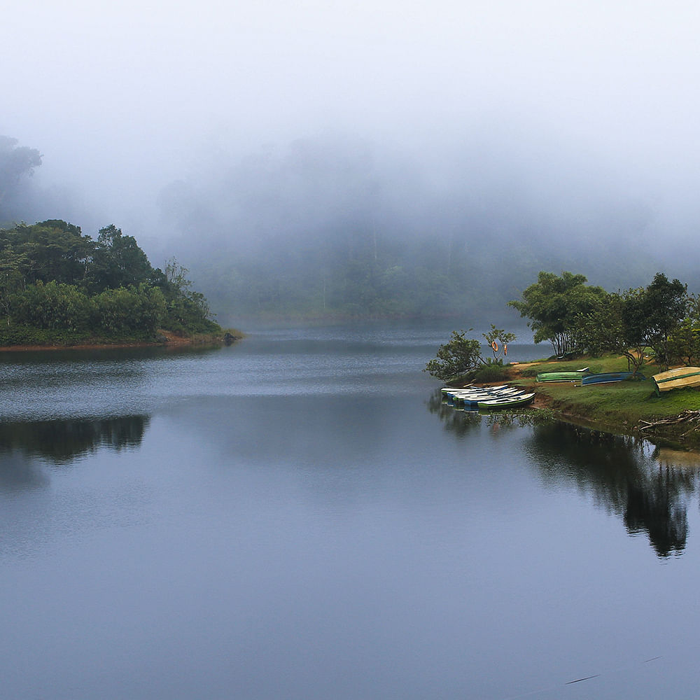 Body of water,Water resources,Nature,Water,Atmospheric phenomenon,Sky,River,Reflection,Mist,Morning