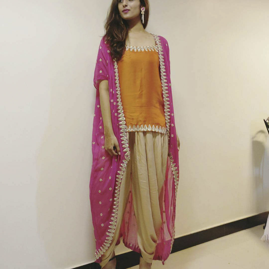 Clothing,Pink,Magenta,Sari,Formal wear,Yellow,Textile,Fashion design,Silk,Fashion model