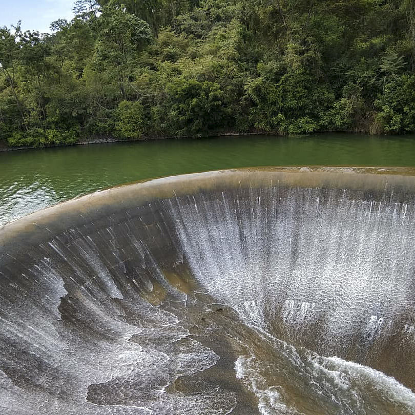 Water resources,Water,Watercourse,Reservoir,River,Bank,Grass,Pond,Lake,Water feature