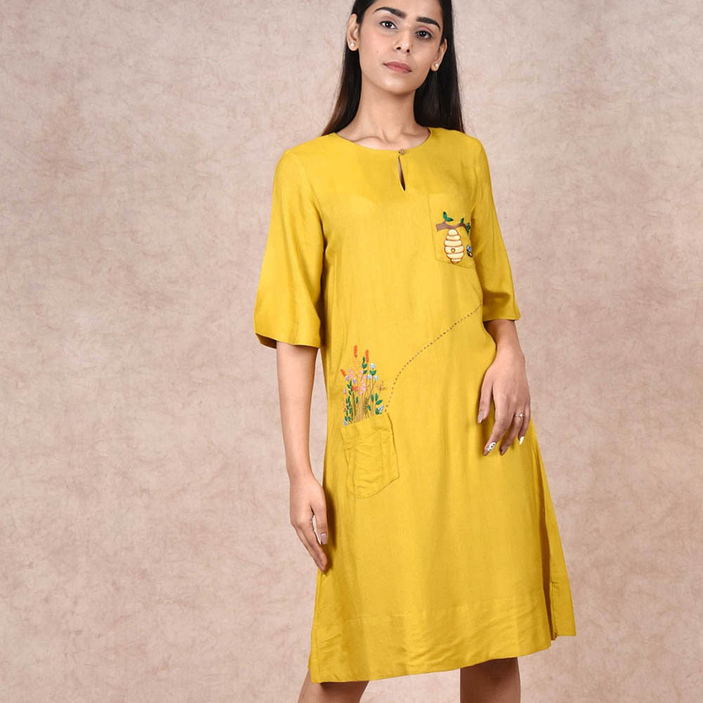 Clothing,Yellow,Sleeve,Dress,Day dress,Neck,Fashion model,Fashion design,Fashion,Shoulder