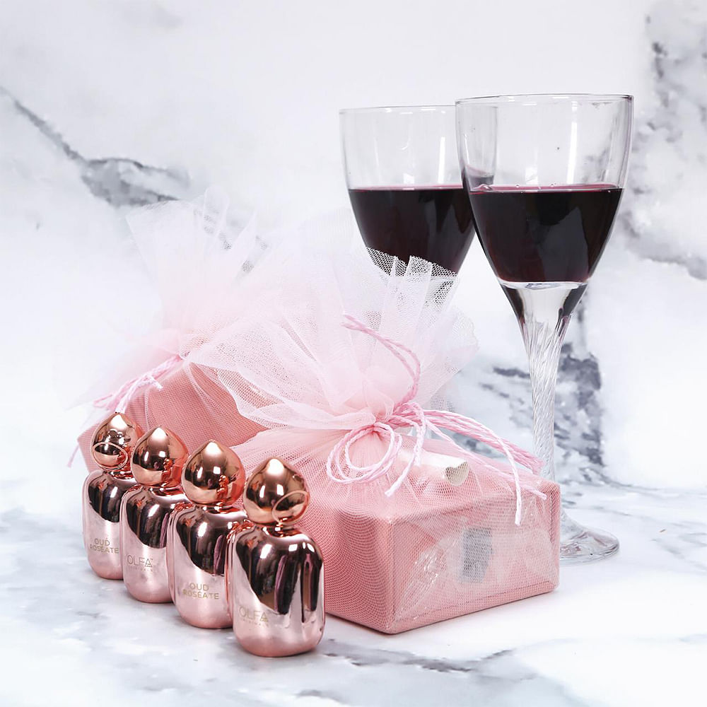 Stemware,Wine glass,Champagne stemware,Pink,Glass,Drinkware,Drink,Wine,Alcoholic beverage,Champagne