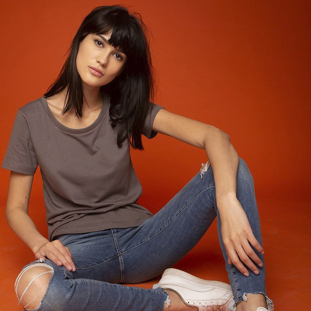 Sitting,Clothing,Leg,Thigh,Beauty,Human leg,Shoulder,Photo shoot,Arm,Jeans