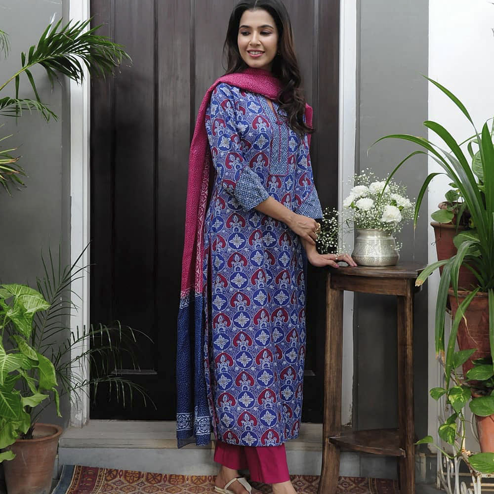 Clothing,Formal wear,Dress,Textile,Magenta,Pattern,Sari,Silk,Visual arts,Sleeve