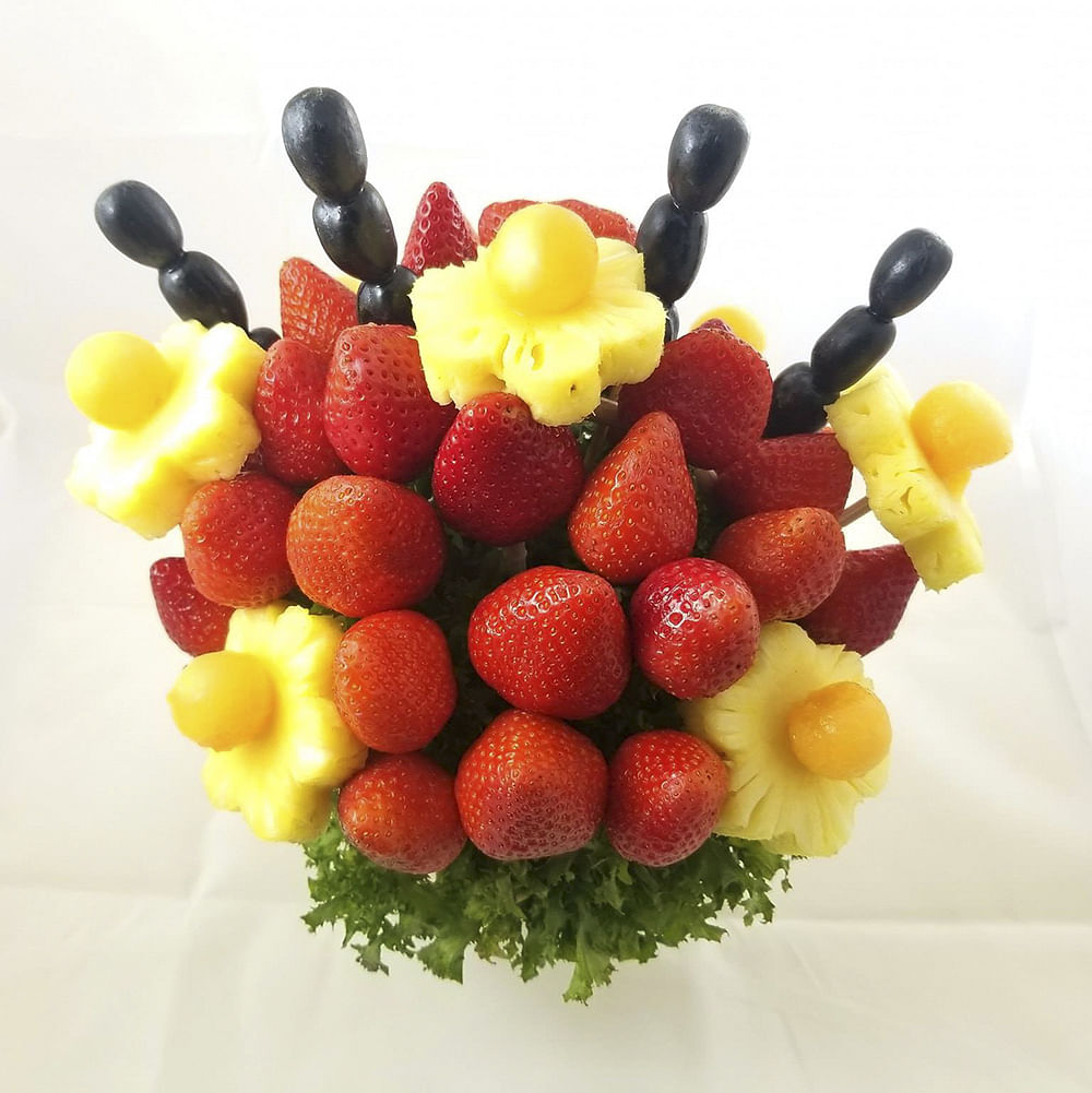 Fruit,Natural foods,Food,Fruit salad,Sweetness,Plant,Strawberries,Strawberry,Yellow,Garnish