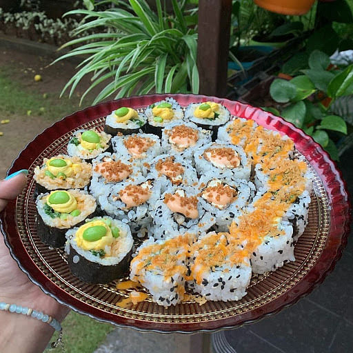 Dish,Food,Cuisine,Gimbap,Sushi,California roll,Ingredient,Comfort food,Meal,Garnish