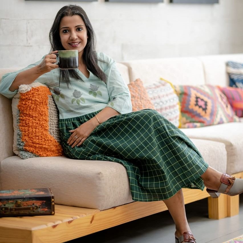 Plaid,Clothing,Tartan,Pattern,Leg,Sitting,Furniture,Fashion,Design,Textile