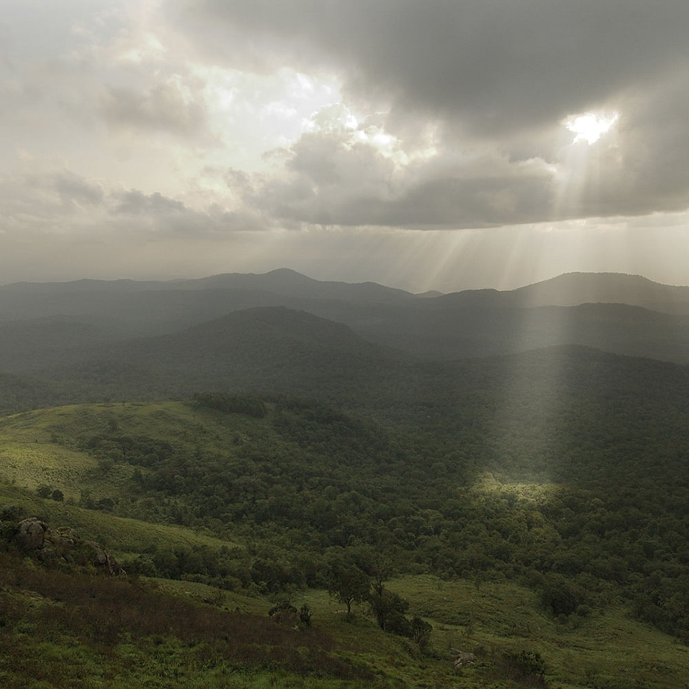 Highland,Mountainous landforms,Hill,Sky,Hill station,Nature,Mountain,Atmospheric phenomenon,Cloud,Light