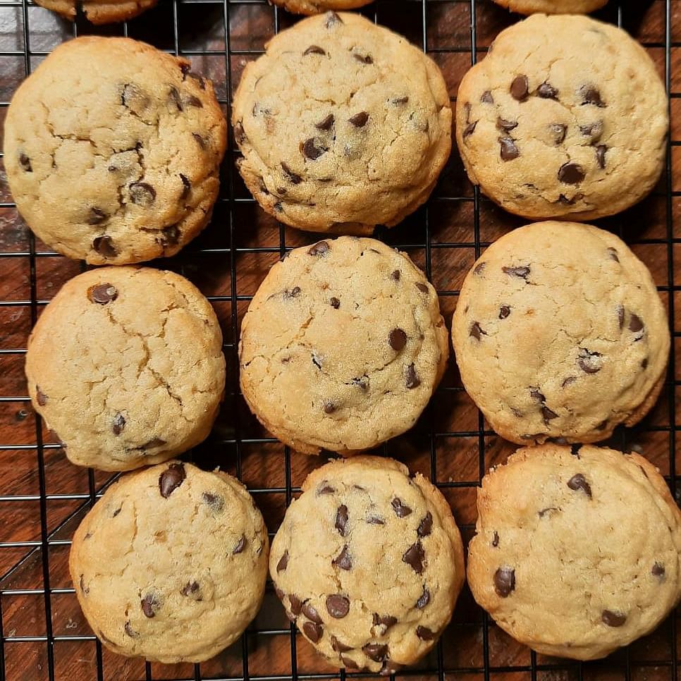 Cookies and crackers,Food,Snack,Chocolate chip cookie,Baking,Cookie dough,Chocolate chip,Cookie,Biscuit,Dessert