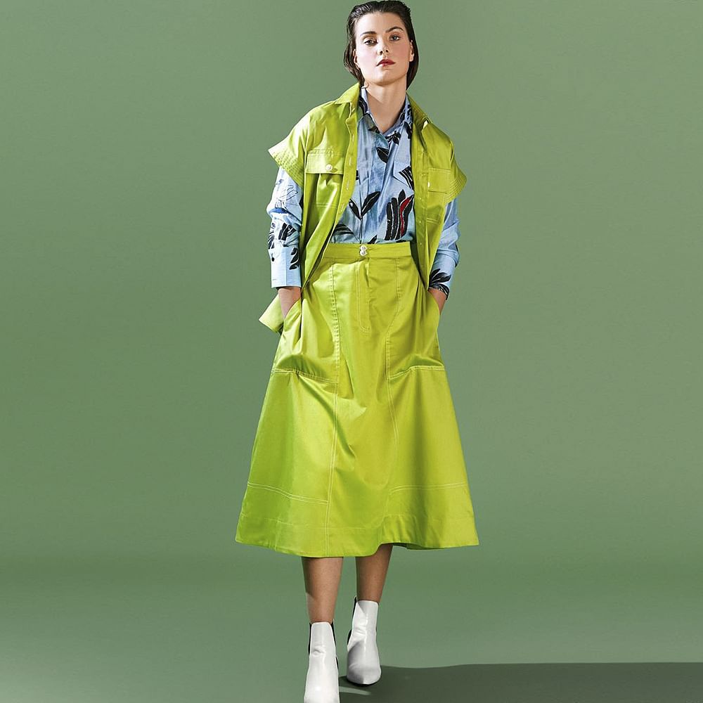 Clothing,Outerwear,Yellow,Trench coat,Fashion model,Coat,Fashion,Sleeve,Fashion design,Raincoat