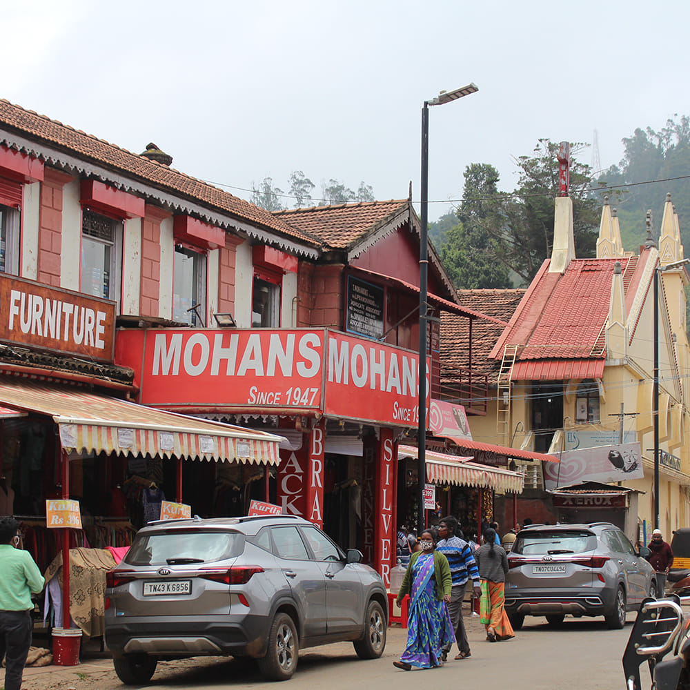 Town,Neighbourhood,Vehicle,Transport,Car,Residential area,Building,Street,Urban area,Human settlement