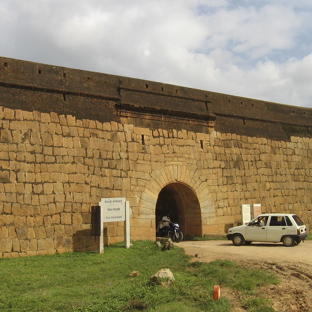 Wall,Sky,Architecture,Grass,Iron,Arch,Building,Rural area,Tree,Cloud