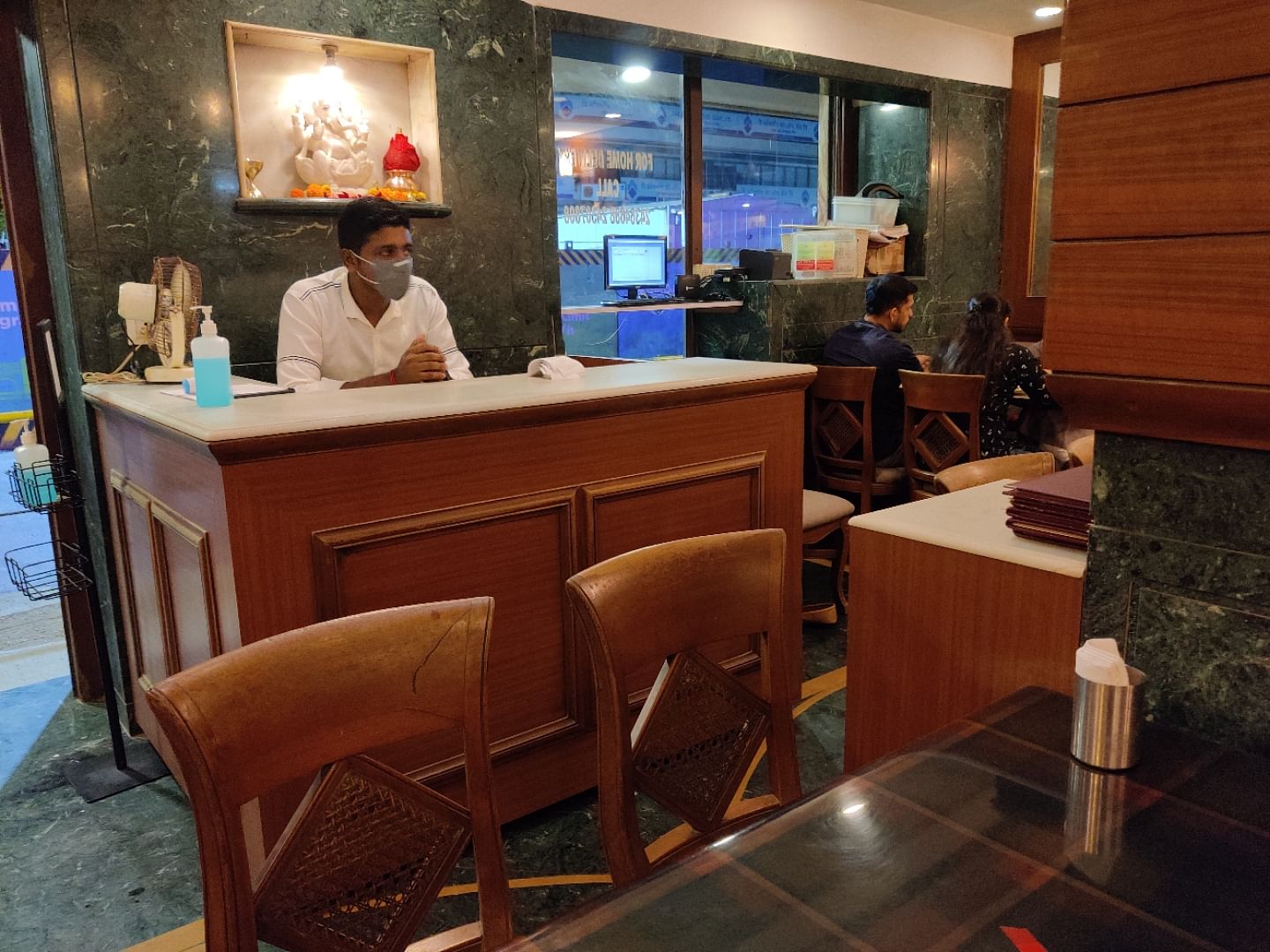 Room,Property,Furniture,Interior design,Building,Table,Restaurant,Flooring,Desk