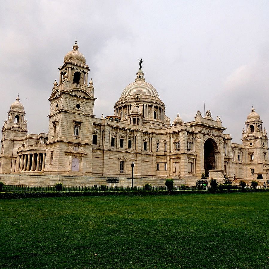 Grass,Dome,Architecture,Facade,Landmark,Dome,Palace,Byzantine architecture,Classical architecture,Historic site