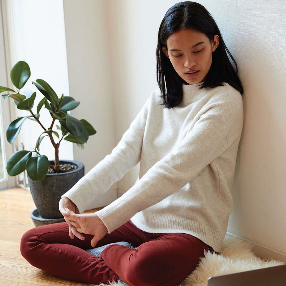 Sitting,Leg,Neck,Outerwear,Wool,Stomach,Knee,Foot,Abdomen,Houseplant