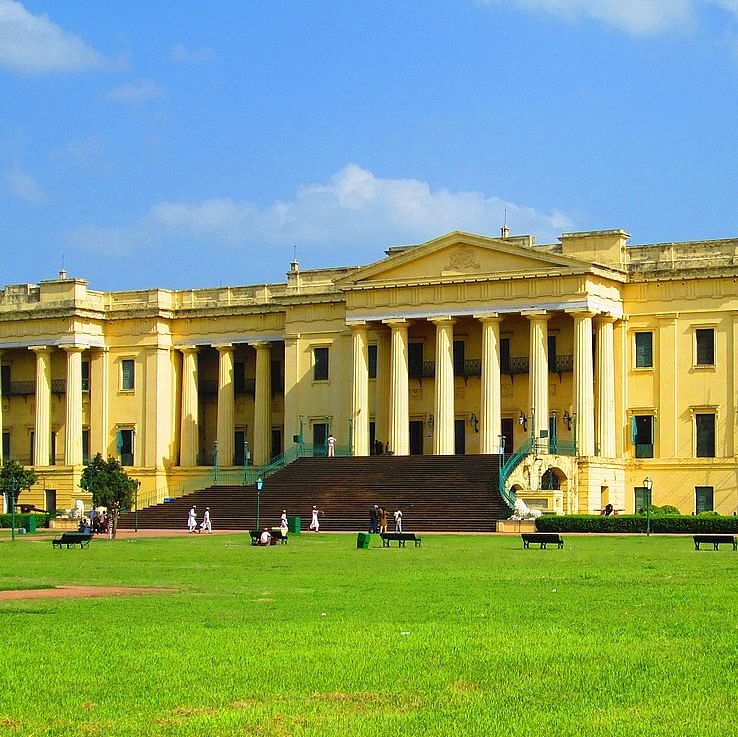 Building,Landmark,Palace,Estate,Official residence,Classical architecture,Architecture,Grass,University,Mansion