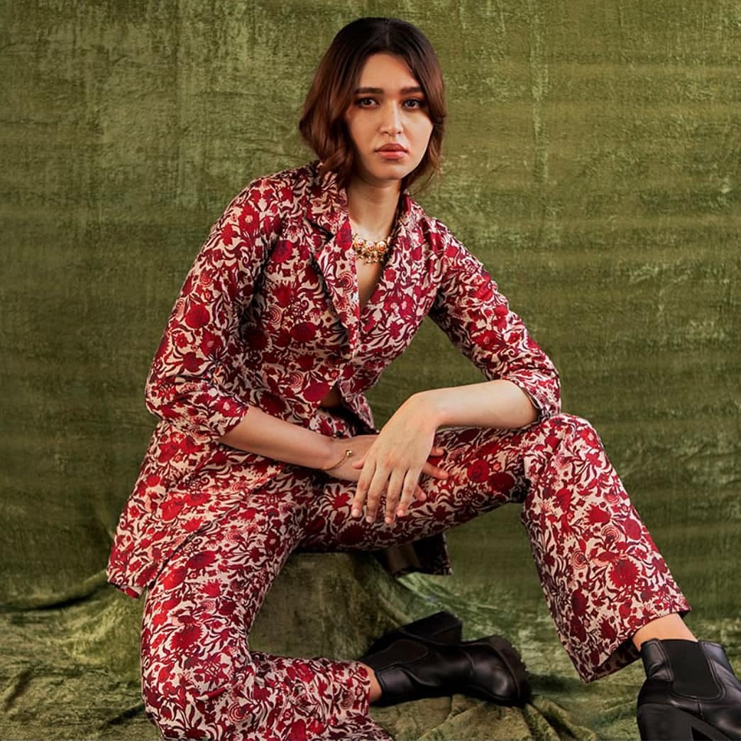 Clothing,Sitting,Beauty,Photo shoot,Maroon,Fashion,Textile,Photography,Pattern,Pattern