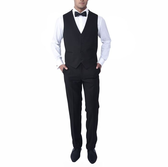 Suit,Clothing,Formal wear,Tuxedo,Blazer,Outerwear,Standing,Suit trousers,Collar,Jacket