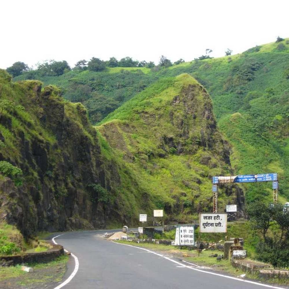 Hill station,Highland,Natural landscape,Road,Mountainous landforms,Vegetation,Mountain pass,Geological phenomenon,Thoroughfare,Nature reserve