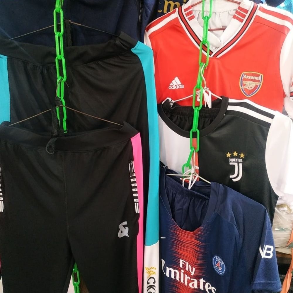Sportswear,Jersey,Clothing,Sports uniform,Sleeve,Uniform,Outerwear,Cycling shorts,Team,Trousers