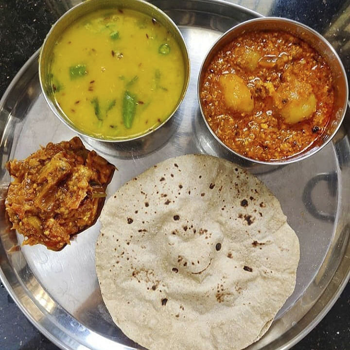 Dish,Food,Cuisine,Ingredient,Naan,Roti,Chapati,Punjabi cuisine,Bhakri,Paratha