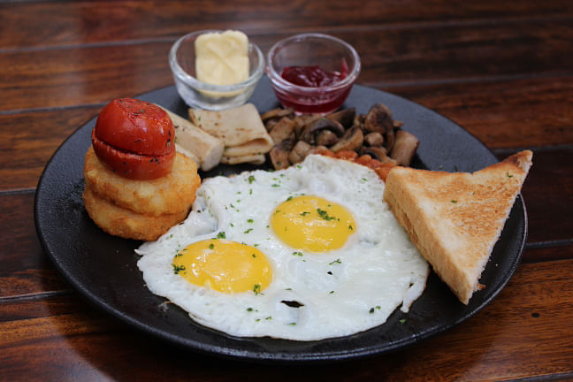 Fried egg,Food,Meal,Wood,Egg yolk,Finger food,Cuisine,Ingredient,Dish,Tableware