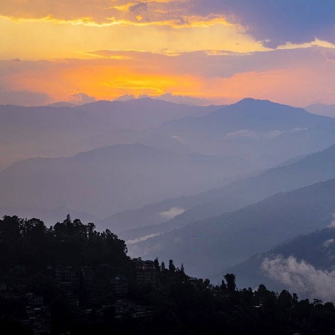 Cloud,Sky,Atmosphere,Ecoregion,Mountain,Afterglow,Nature,Tree,Highland,Natural landscape