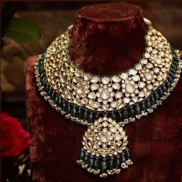 Jewellery,Costume accessory,Headgear,Fashion,Body jewelry,Maroon,Gemstone,Metal,Gold,Natural material