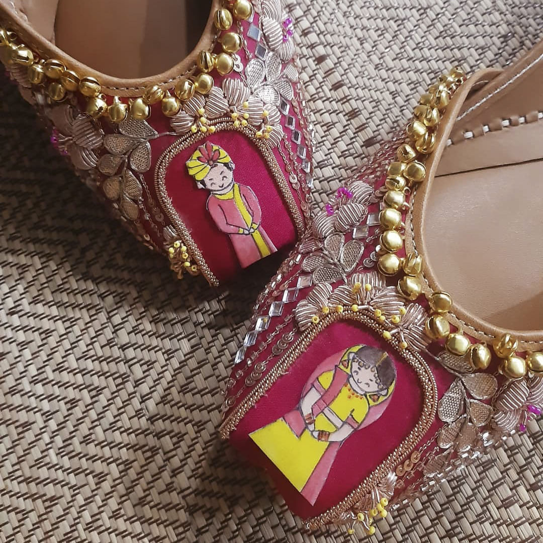 Yellow,Pattern,Metal,Brass,Maroon,Crown,Gold,Earrings,Natural material,Idiophone