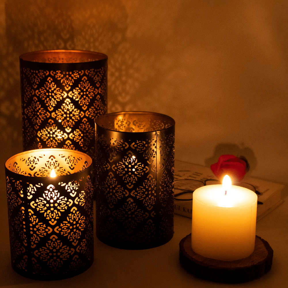 Lighting,Wax,Candle,Amber,Lighting accessory,Light,Still life photography,Heat,Interior design,Cylinder