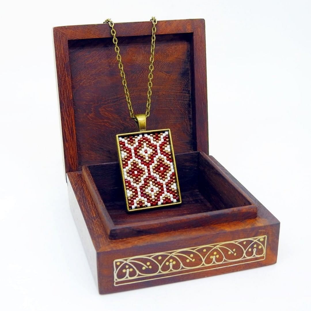 Brown,Jewellery,Carmine,Maroon,Rectangle,Ornament,Still life photography,Earrings,Pendant,Square